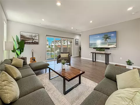 946 Warwick, Thousand Oaks, CA 91360