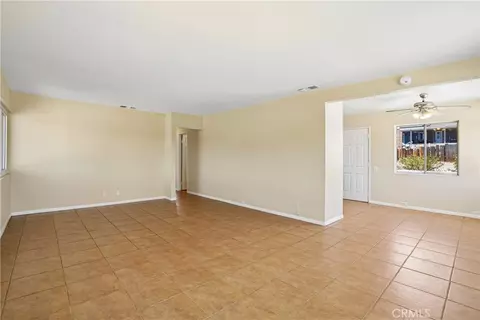 Living - 49272 Hibiscus Dr, Morongo Valley, CA 92256 photo 3 of 10