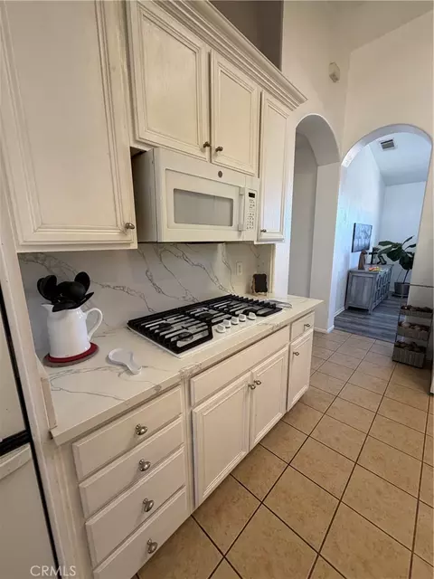 Kitchen - 17071 Tokata Rd, Apple Valley, CA 92307 photo 2 of 2
