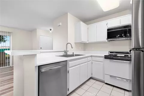 Kitchen - 21309 Eucalyptus Way #101, Newhall, CA 91321 photo 1 of 2