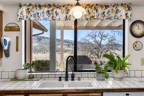 Kitchen - 23841 Dart, Tehachapi, CA 93561 photo 4 of 5