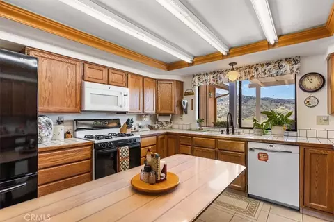 Kitchen - 23841 Dart, Tehachapi, CA 93561 photo 3 of 5