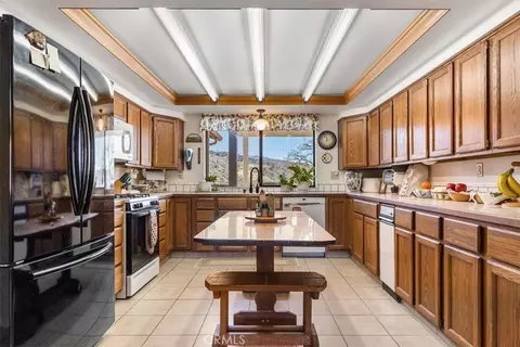 Kitchen - 23841 Dart, Tehachapi, CA 93561 photo 2 of 5