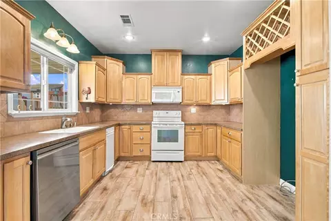 Kitchen - 49945 80th W, Lancaster, CA 93536 photo 2 of 3
