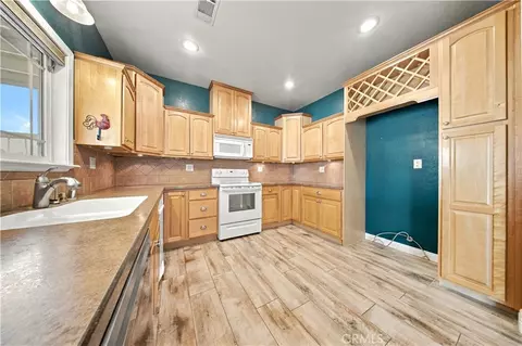 Kitchen - 49945 80th W, Lancaster, CA 93536 photo 1 of 3