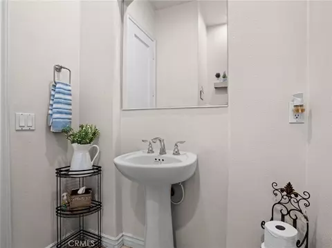 Bath - 17531 Fairbreeze Ct, Riverside, CA 92504 photo 1 of 12