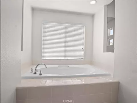 Bath - 17531 Fairbreeze Ct, Riverside, CA 92504 photo 5 of 12