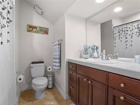 Bath - 17531 Fairbreeze Ct, Riverside, CA 92504 photo 3 of 12