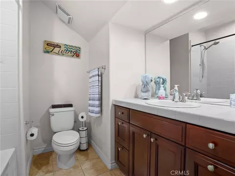 Bath - 17531 Fairbreeze Ct, Riverside, CA 92504 photo 4 of 12