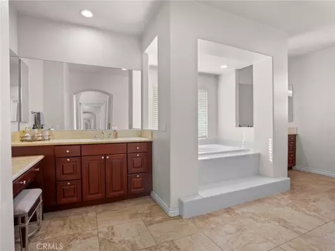 Bath - 17531 Fairbreeze Ct, Riverside, CA 92504 photo 6 of 12
