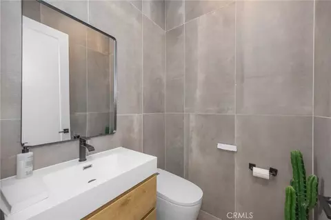 Bath - 27640 Juniper Ln, Valencia, CA 91381 photo 1 of 7