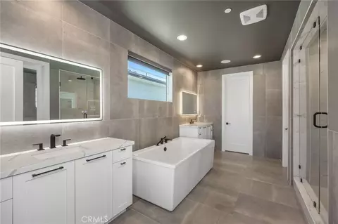 Bath - 27640 Juniper Ln, Valencia, CA 91381 photo 3 of 7