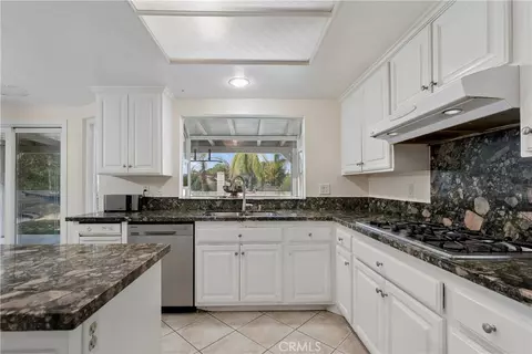 Kitchen - 27715 Sutters Pointe, Saugus, CA 91350 photo 6 of 8