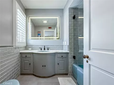Bath - 4217 Cedar Ave, Long Beach, CA 90807 photo 1 of 5