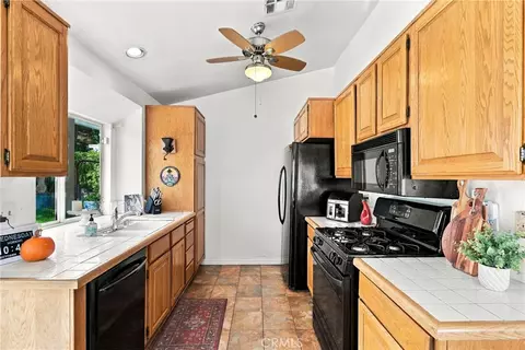 Kitchen - 22856 Tamarack, Santa Clarita, CA 91390 photo 2 of 4