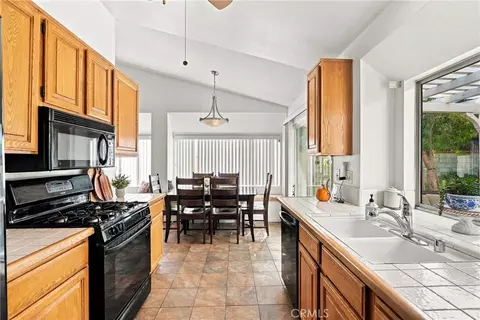 Kitchen - 22856 Tamarack, Santa Clarita, CA 91390 photo 4 of 4
