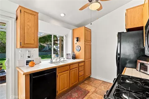Kitchen - 22856 Tamarack, Santa Clarita, CA 91390 photo 3 of 4