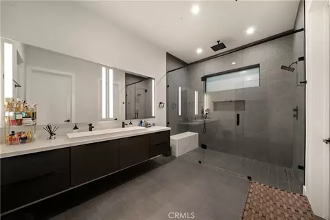 Bath - 17646 Stare St, Northridge, CA 91325 photo 1 of 4
