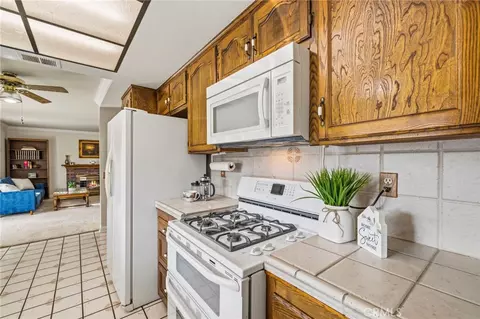 Kitchen - 28166 Ebb Ct, Saugus, CA 91350 photo 2 of 3
