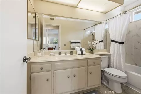 Bath - 28166 Ebb Ct, Saugus, CA 91350 photo 2 of 5