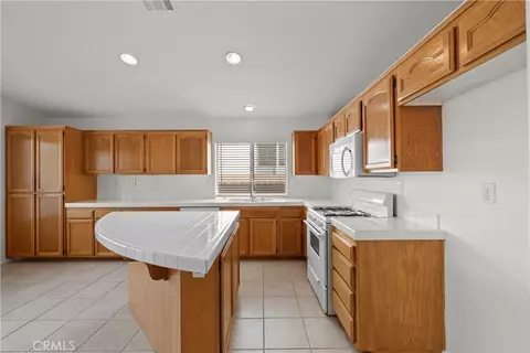 Kitchen - 27683 Ron Rdg, Saugus, CA 91350 photo 3 of 3