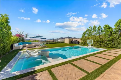 Exterior - 21212 Rockview Ter, Chatsworth, CA 91311 photo 7 of 11
