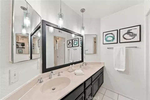Bath - 22006 Lucy Ct, Saugus, CA 91350 photo 4 of 5