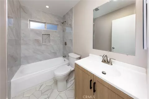 Bath - 28108 Oaklar Dr, Saugus, CA 91350 photo 1 of 3