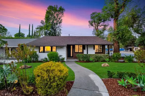 20901 Dumetz Rd, Woodland Hills, CA 91364
