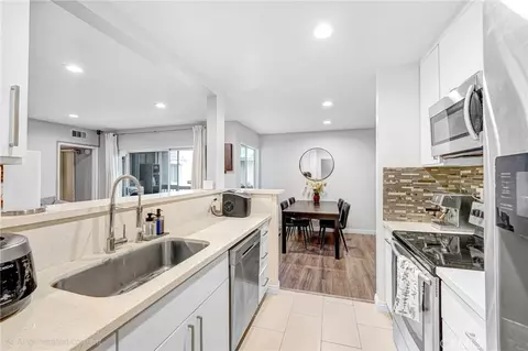 18307 Burbank Blvd #64, Tarzana, CA 91356