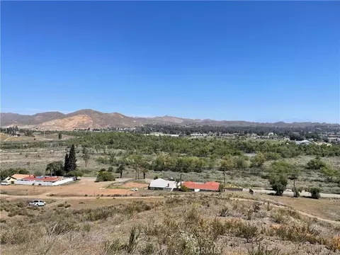 19 Bay Ave, Lake Elsinore, CA 92530