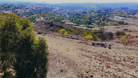 1387 Las Vistas Rd, Fallbrook, CA 92028 photo 2