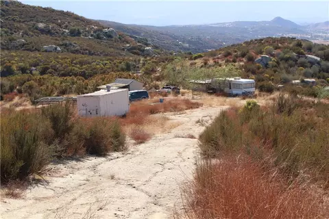 24 Lewis Valley Rd, Hemet, CA 92544
