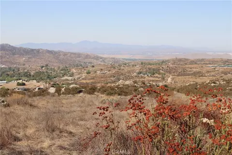 3 Voltaire Vis, Nuevolakeview, CA 92567