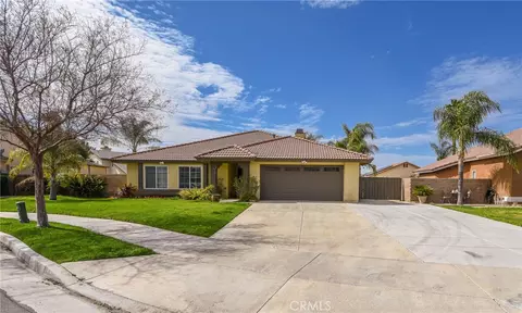 831 Deleon Ct, Hemet, CA 92543