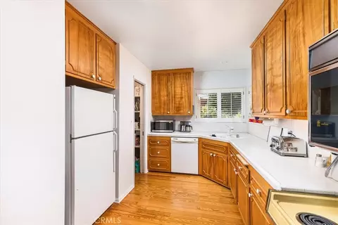 Kitchen - 40057 S Shore Rd, Fallbrook, CA 92028 photo 2 of 2