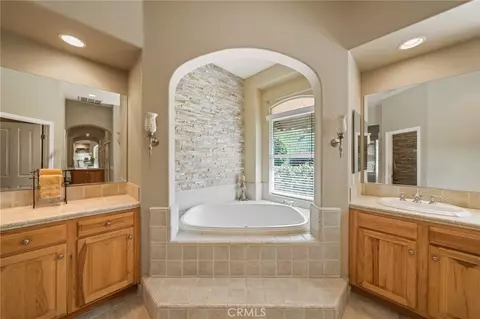 Bath - 44195 Sunset Ter, Temecula, CA 92590 photo 3 of 6