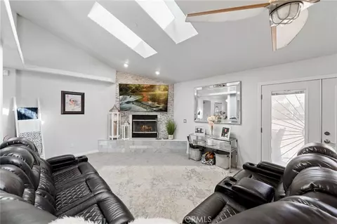 Living - 9925 Sierra Vista Rd, Phelan, CA 92371 photo 3 of 5