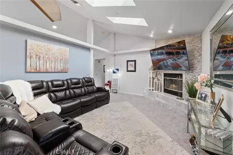 Living - 9925 Sierra Vista Rd, Phelan, CA 92371 photo 4 of 5