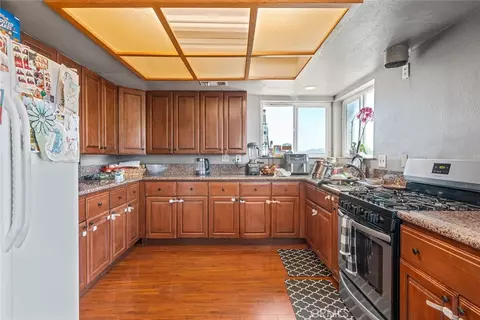 Kitchen - 1996 Rainbow Glen Rd, Fallbrook, CA 92028 photo 1 of 3