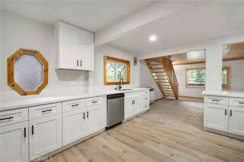 Kitchen - 814 Glen View Ln, Twin Peaks, CA 92391 photo 2 of 2