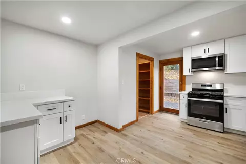 Kitchen - 814 Glen View Ln, Twin Peaks, CA 92391 photo 1 of 2