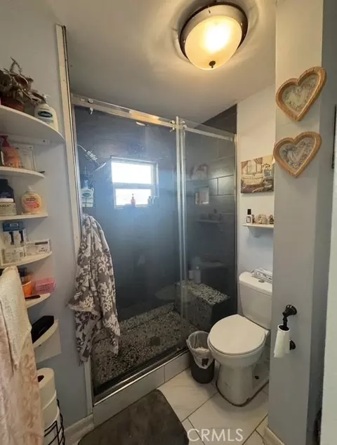 Bath - 9167 Citrus Ave, Fontana, CA 92335 photo 3 of 6