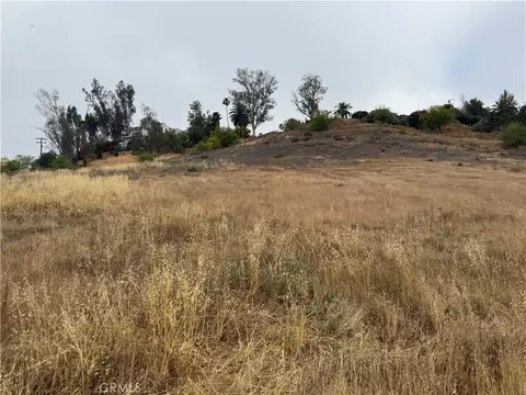 20 Riverside Dr, Lake Elsinore, CA 92530