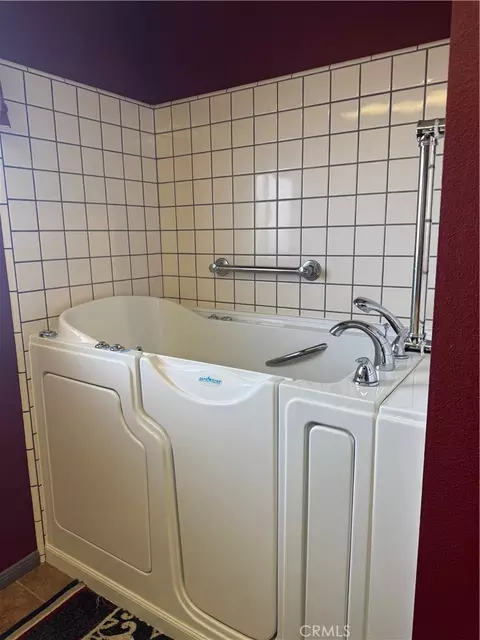 Bath - 18965 Siskiyou Rd, Apple Valley, CA 92307 photo 1 of 6