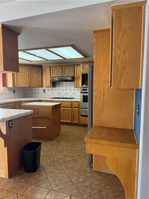 Kitchen - 18965 Siskiyou Rd, Apple Valley, CA 92307 photo 2 of 4