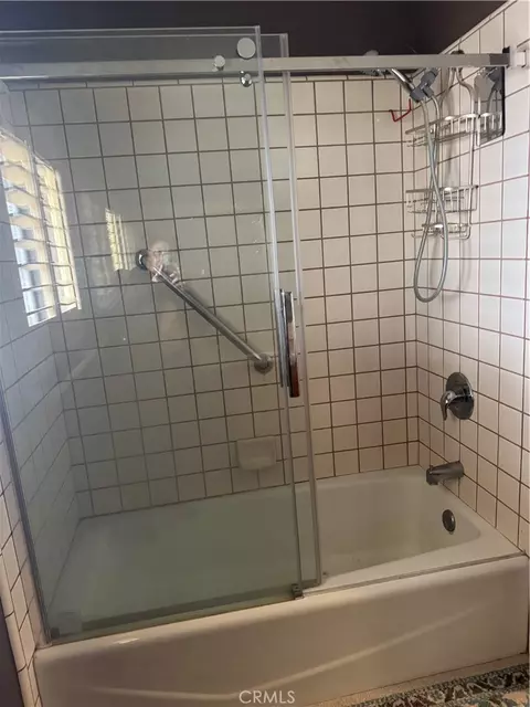 Bath - 18965 Siskiyou Rd, Apple Valley, CA 92307 photo 4 of 6