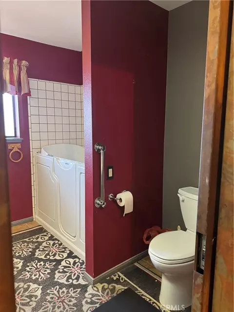 Bath - 18965 Siskiyou Rd, Apple Valley, CA 92307 photo 3 of 6