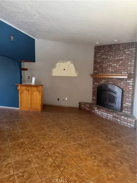Living - 18965 Siskiyou Rd, Apple Valley, CA 92307 photo 3 of 3