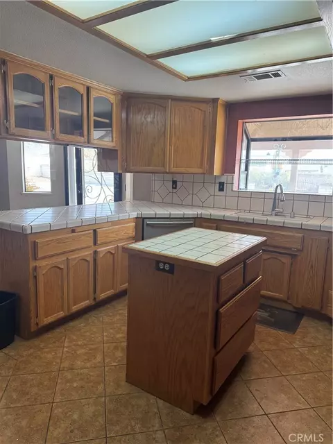 Kitchen - 18965 Siskiyou Rd, Apple Valley, CA 92307 photo 3 of 4